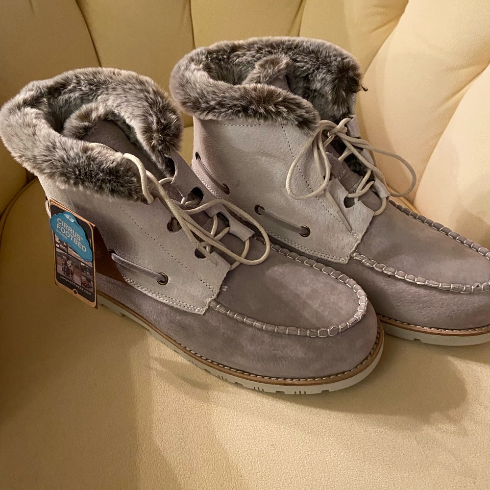 Women’s LAMO brand new winter lace up booties still in the box unworn size 11.